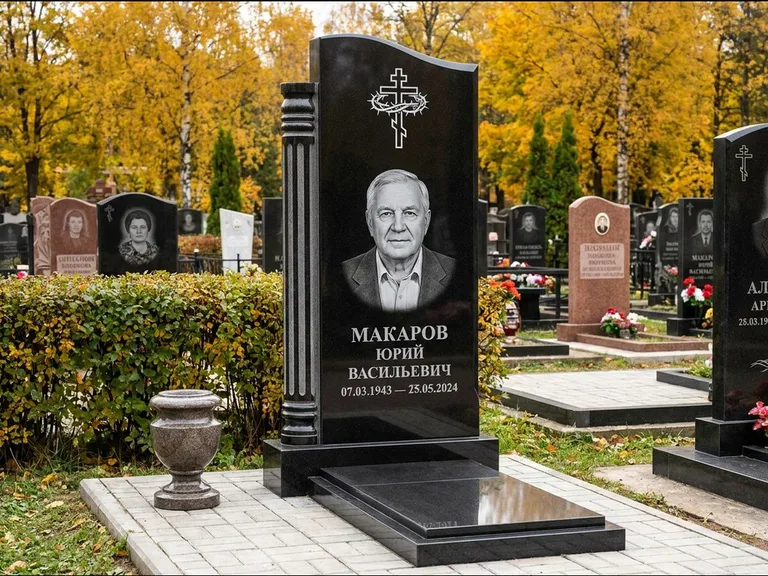 Памятник из чёрного гранита — асимметричная стела с крестом с рушником, работа «Панкратов» в Саратове
