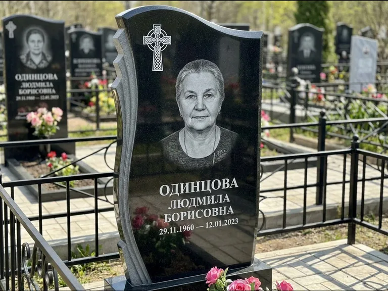 Памятник из чёрного гранита — стела с портретным овалом с кельтским крестом, работа «Савельева» в Саратове