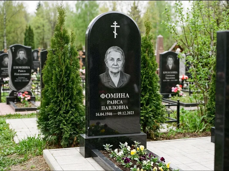 Памятник из чёрного гранита — вертикальная стела с латинским крестом, работа «Некрасова» в Саратове