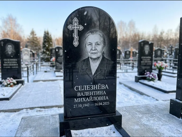 Памятник из чёрного гранита — массивная стела с крестом в лучах с крестом в лучах, работа «Одинцова» в Саратове