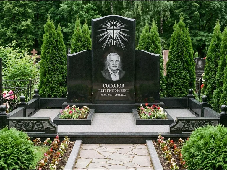 Памятник из чёрного гранита — низкая стела с крестом сбоку с золочёным крестом, работа «Верещагин» в Саратове