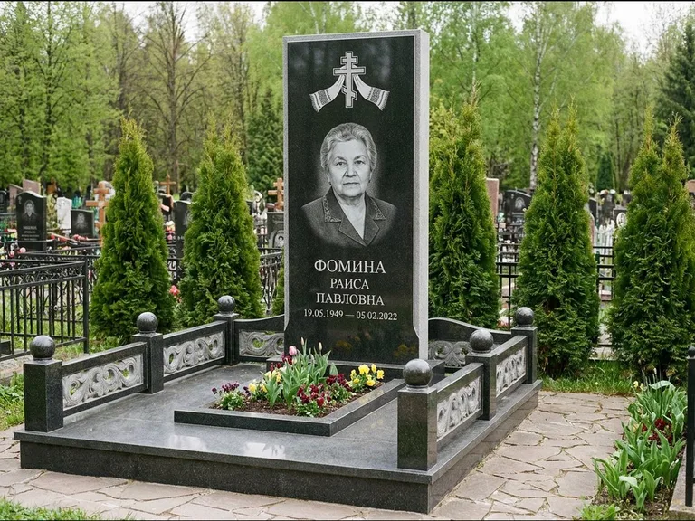 Памятник из чёрного гранита — семейный мемориал с ажурным резным крестом, работа «Мельникова» в Саратове