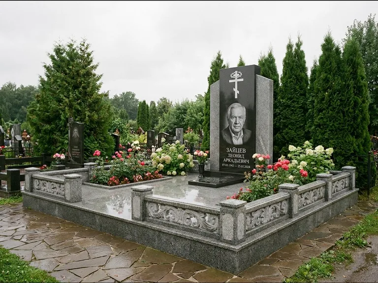 Памятник из чёрного гранита — стела с двумя портретами с крестом с рушником, работа «Богданов» в Саратове
