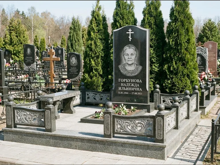 Памятник из чёрного гранита — стела с золочёным крестом с крестом с терновым венцом, работа «Селезнёва» в Саратове