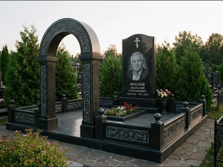 Памятник из чёрного гранита — высокая стела с процветшим крестом с православным восьмиконечным крестом, работа «Панкратов» в Саратове