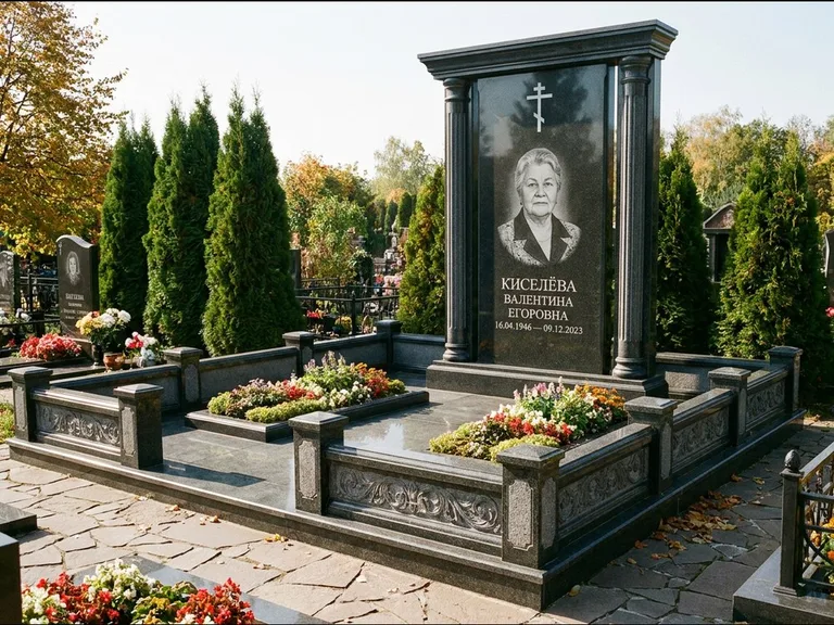 Памятник из чёрного гранита — стела с кельтским крестом с латинским крестом, работа «Ерофеева» в Саратове