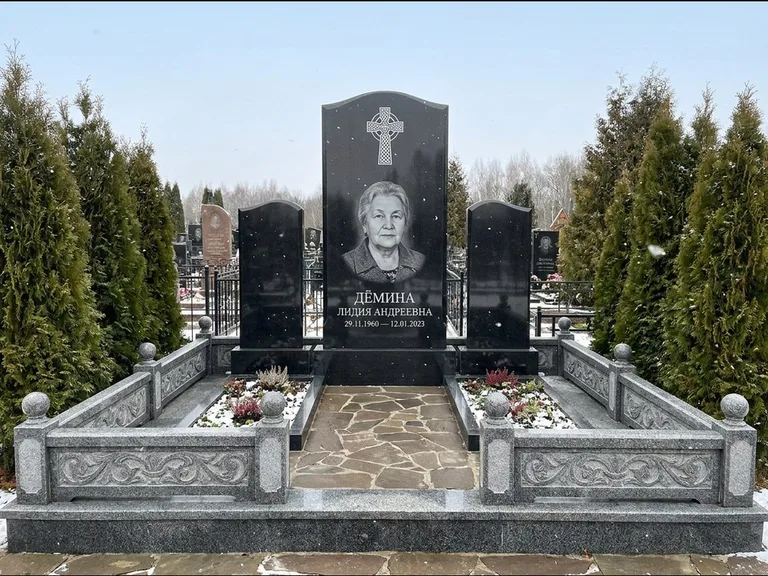 Памятник из чёрного гранита — стела с крестом и ветвью с кельтским крестом, работа «Лаврентьева» в Саратове