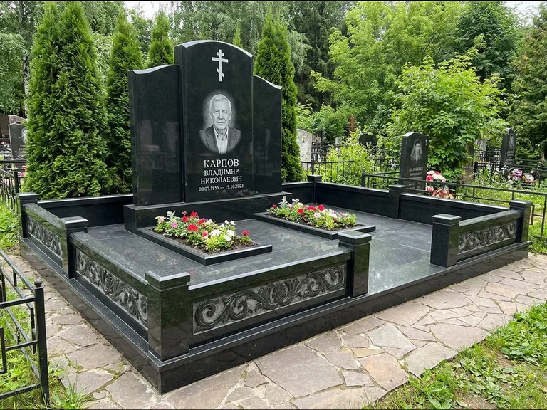 Памятник из чёрного гранита — двойная семейная стела с крестом на Голгофе, работа «Тихонов» в Саратове