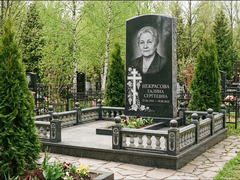Памятник из чёрного гранита — стела с крестом и книгой с крестом с распятием, работа «Савельева» в Саратове