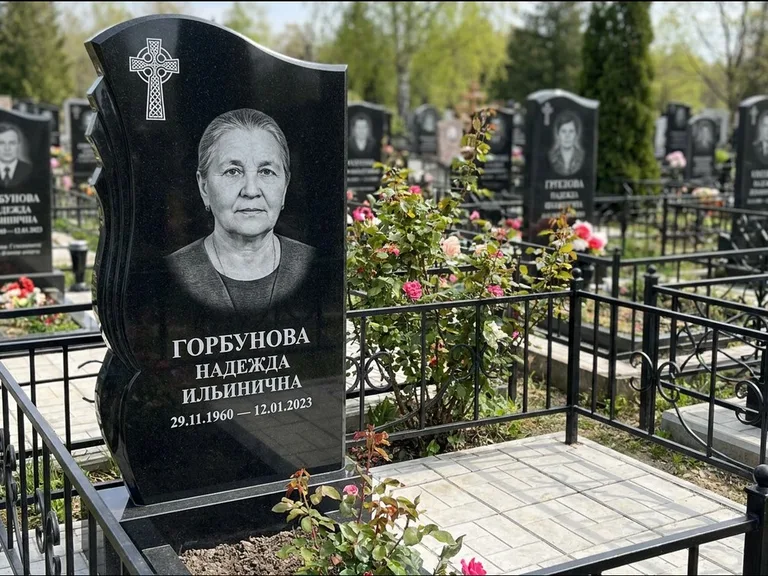 Памятник из чёрного гранита — высокий обелиск с кельтским крестом, работа «Одинцова» в Саратове
