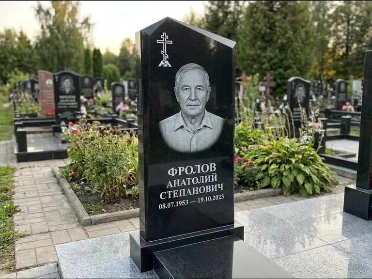 Памятник из чёрного гранита — стела со столиком и скамьёй с крестом на Голгофе, работа «Верещагин» в Саратове