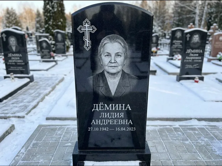 Памятник из чёрного гранита — стела домиком с крестом в лучах, работа «Селезнёва» в Саратове