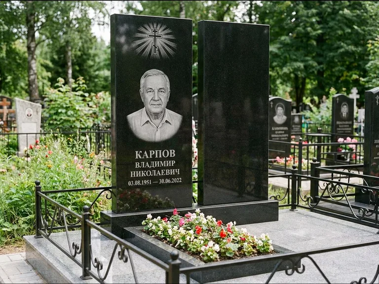 Памятник из чёрного гранита — ступенчатая стела с золочёным крестом, работа «Панкратов» в Саратове