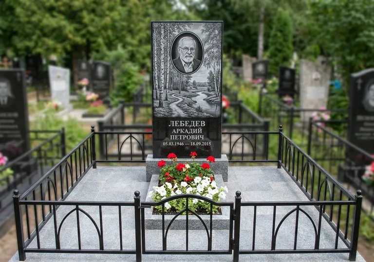 Памятник с гравировкой берёзовой рощи, портретом и надписью в Саратове