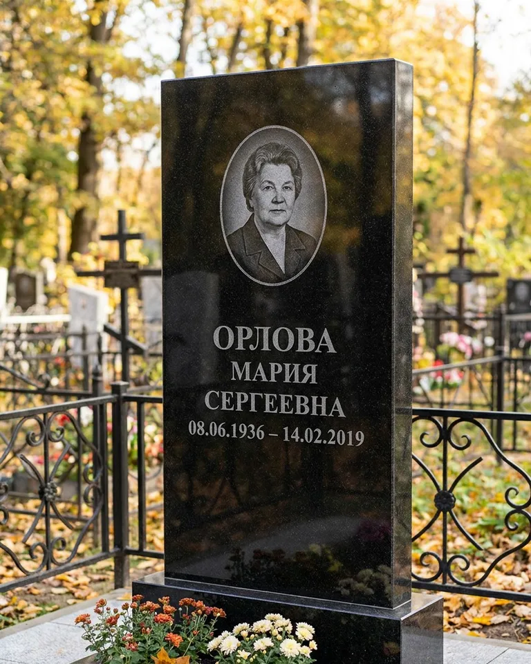 Вертикальный серый гранитный памятник под ключ, осень в Саратове