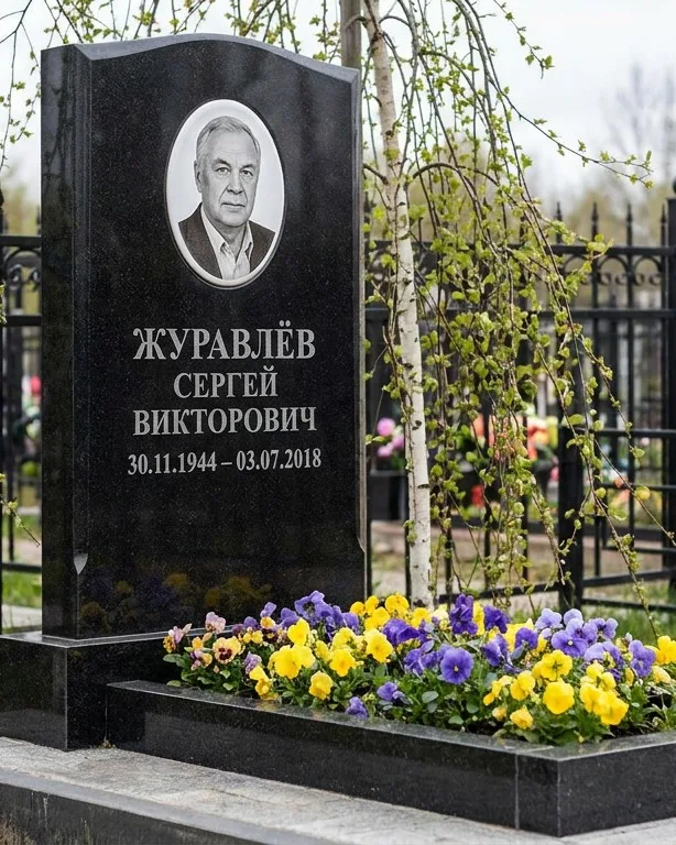 Вертикальный памятник под ключ с православным крестом в Саратове