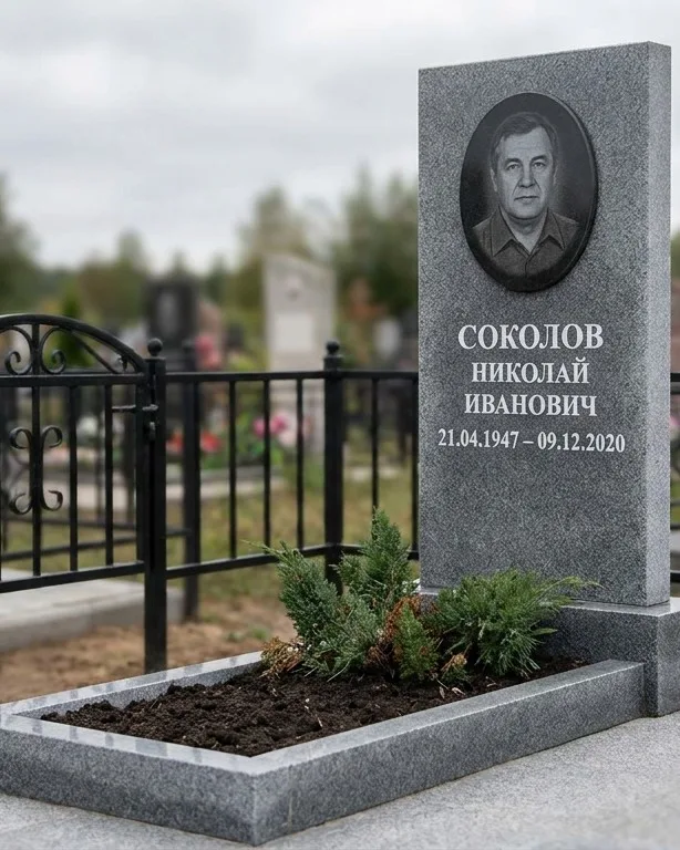 Чёрный памятник под ключ на гранитном цоколе в Саратове