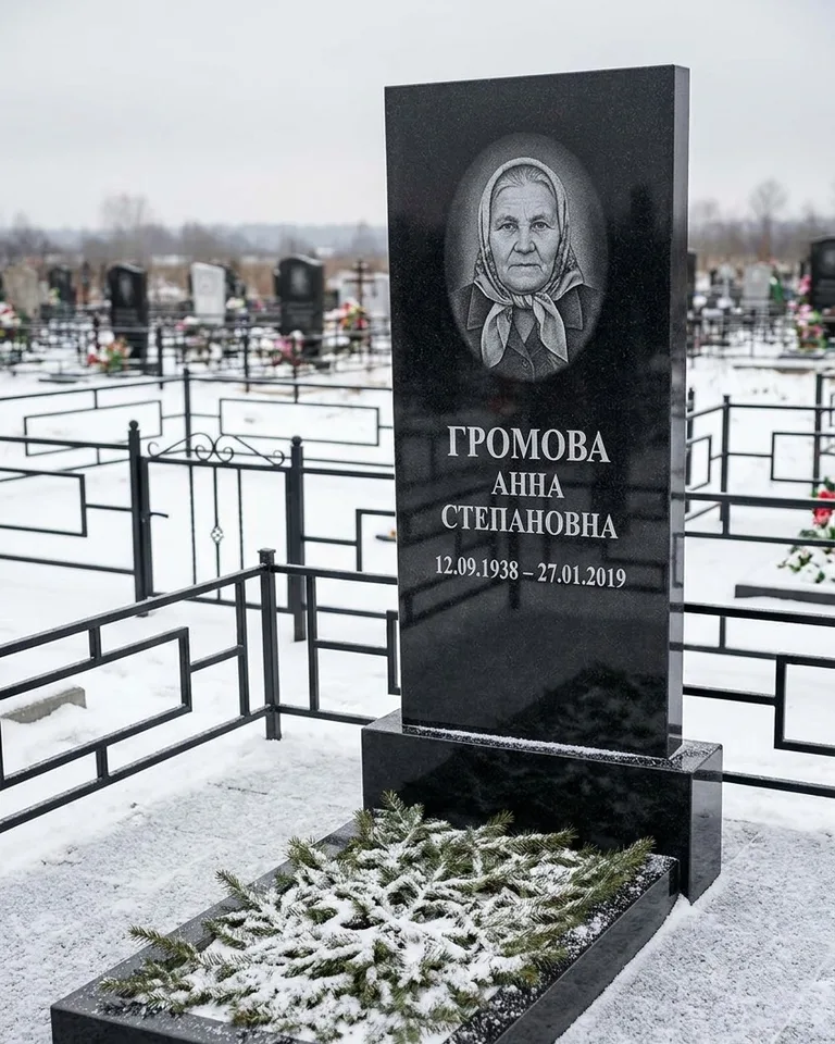 Простой вертикальный памятник под ключ зимой в Саратове