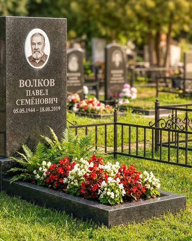Тёмно-серый памятник под ключ с художественной гравировкой в Саратове