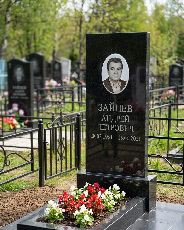 Памятник под ключ с гранитной вазой и цветами в Саратове