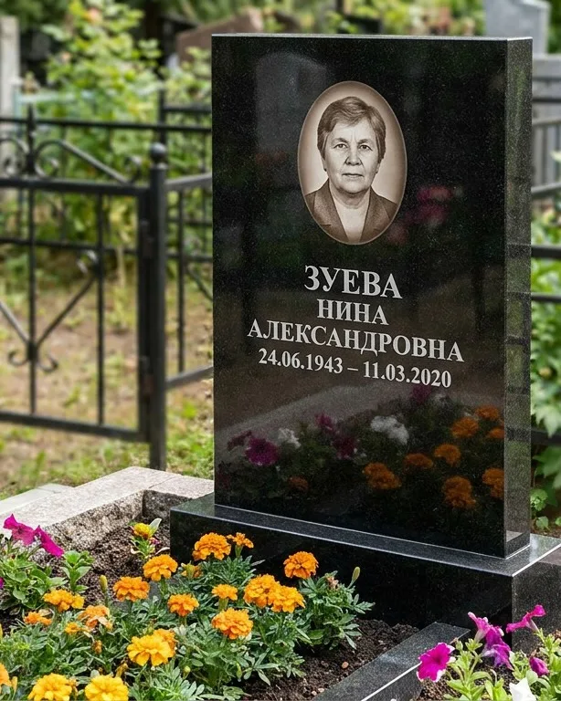 Горизонтальный чёрный гранитный памятник под ключ в Саратове