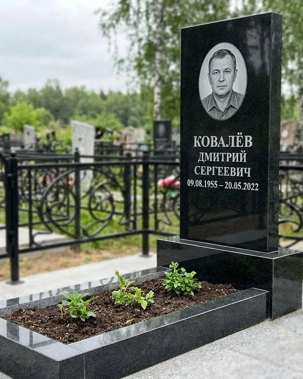 Горизонтальный серый памятник под ключ, осень в Саратове