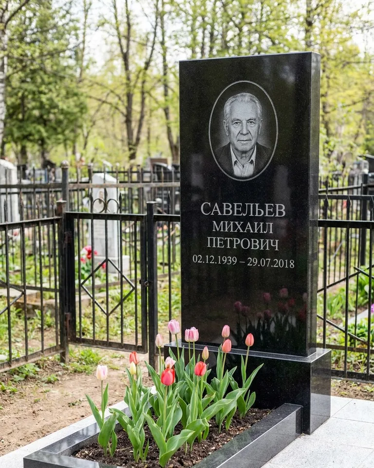Горизонтальный памятник под ключ на гранитном основании в Саратове