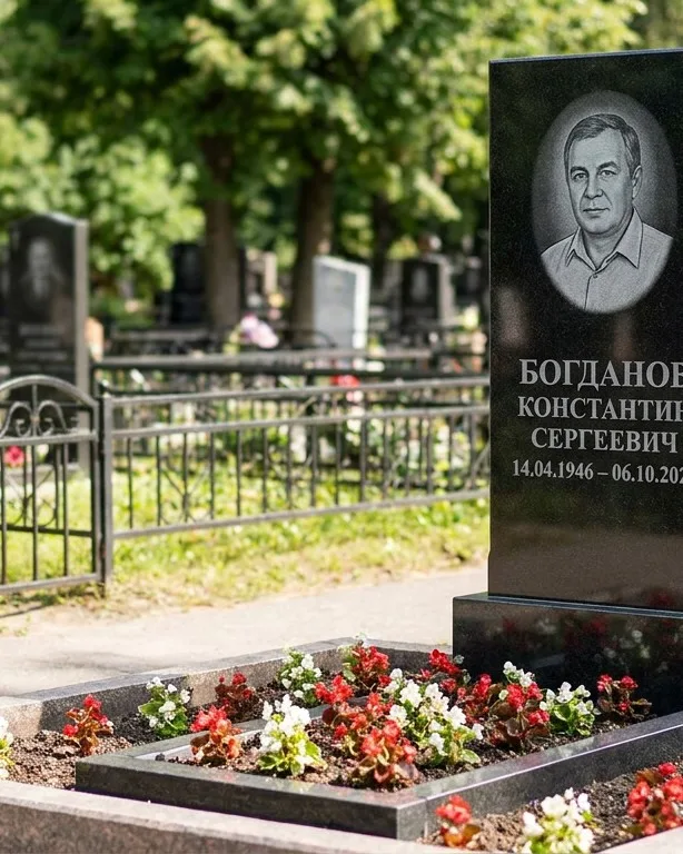 Низкий горизонтальный памятник под ключ с цветником в Саратове