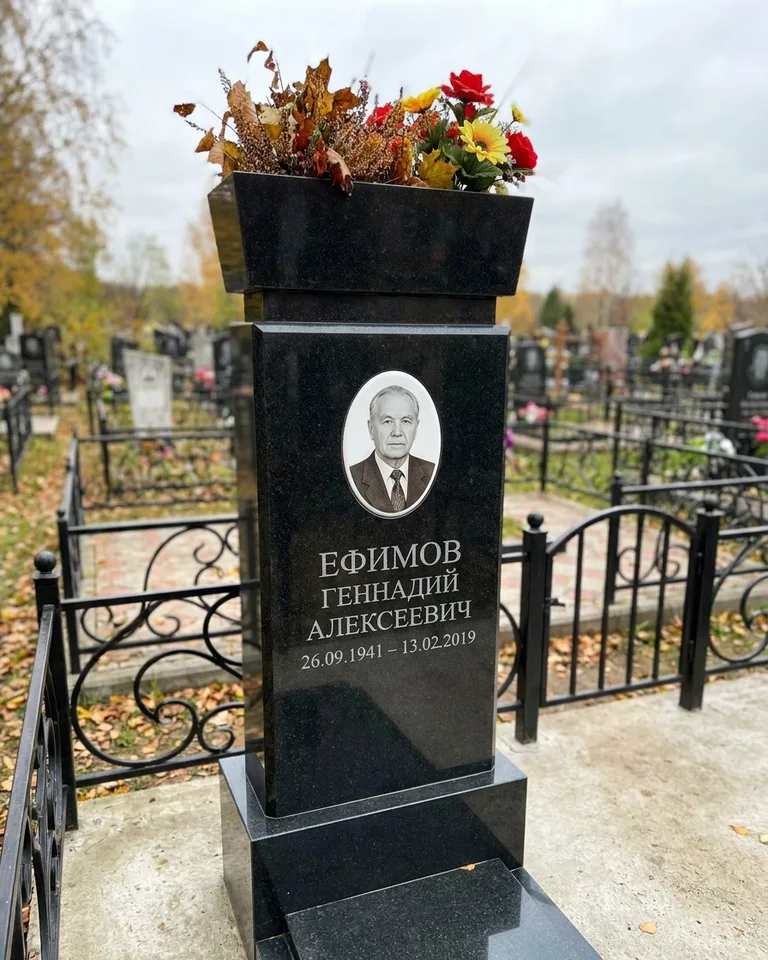 Двойной семейный памятник под ключ с портретами в Саратове