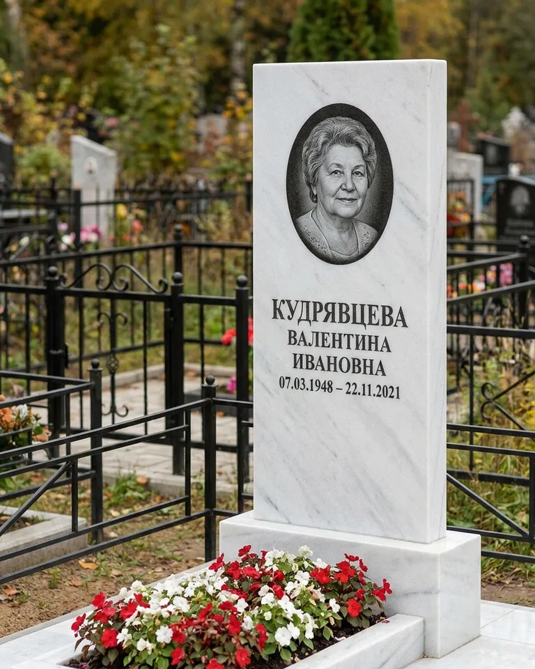 Двойной памятник под ключ с цоколем и плиткой в Саратове