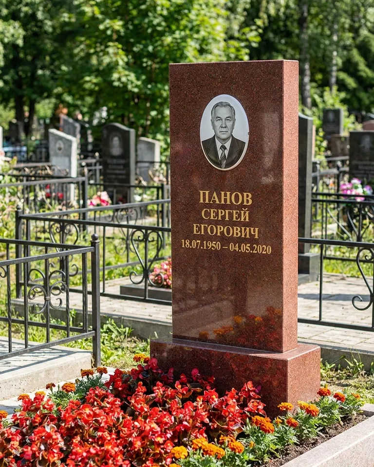 Двойной серый памятник под ключ с вазой в Саратове