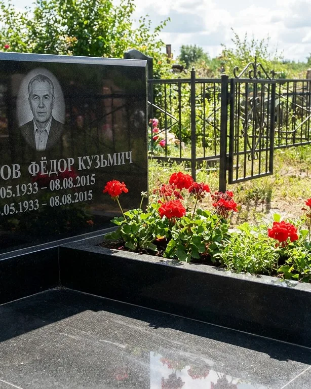 Двойной памятник под ключ с крестом в Саратове