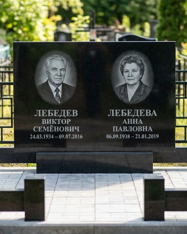 Памятник под ключ из красного гранита в Саратове