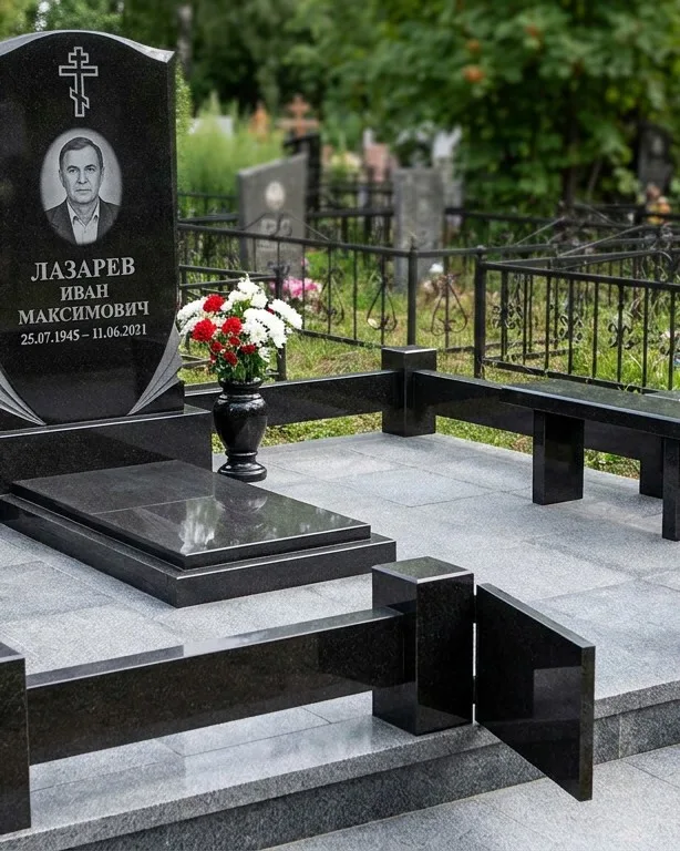 Памятник под ключ зимой с венком в Саратове