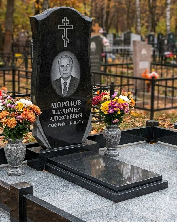 Памятник под ключ со скамьёй и мощением в Саратове