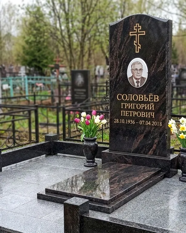 Памятник под ключ с гранитным цоколем и вазой, осень в Саратове