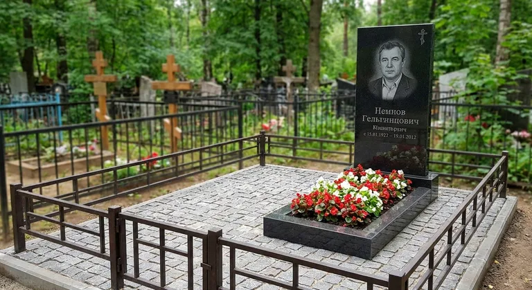 Памятник под ключ с цветником и благоустройством в Саратове