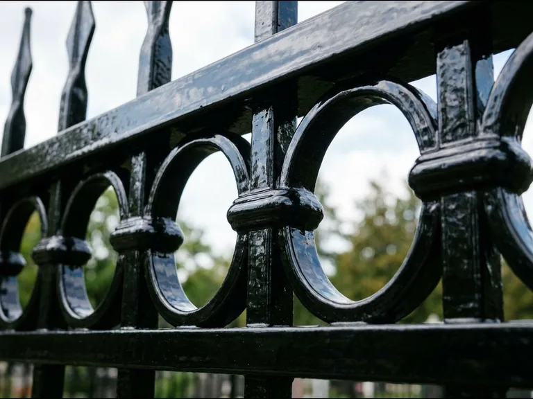 Покраска оградки алкидной эмалью в Саратове