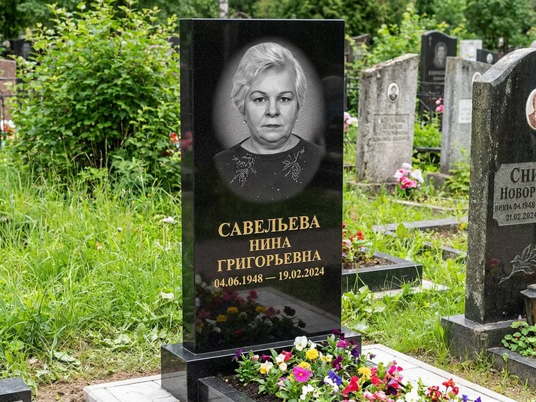 Портрет на памятнике в Саратове — Паспортное фото восстановили и награвировали на чёрной стеле