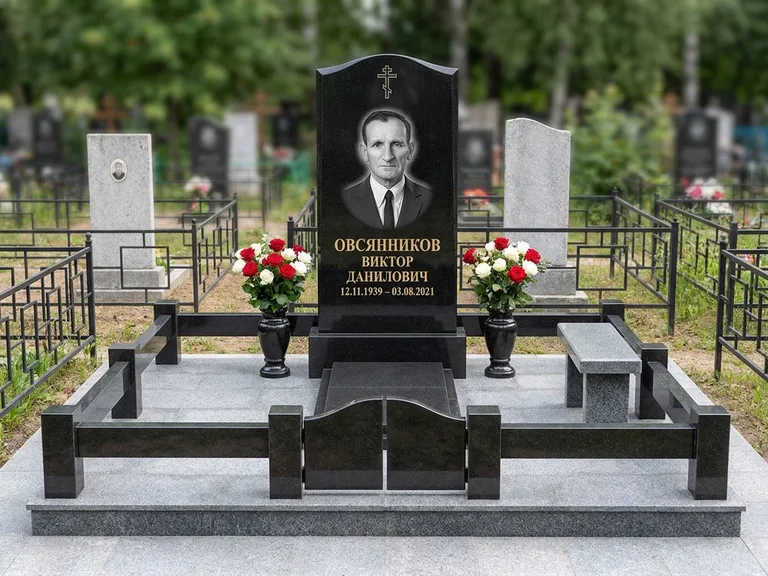 Портрет на памятнике в Саратове — Старый снимок → гравировка на премиум-комплексе с плиткой и оградой