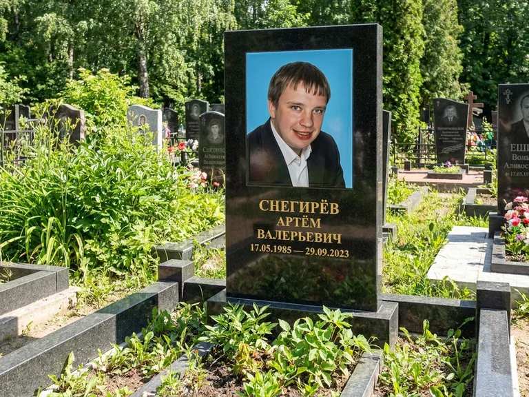 Портрет на памятнике в Саратове — Цветное фото → прямоугольная фотокерамика на чёрном граните