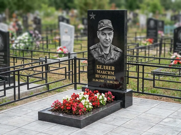 Портрет на памятнике в Саратове — Военное фото → цветная фотокерамика, гравированная звезда