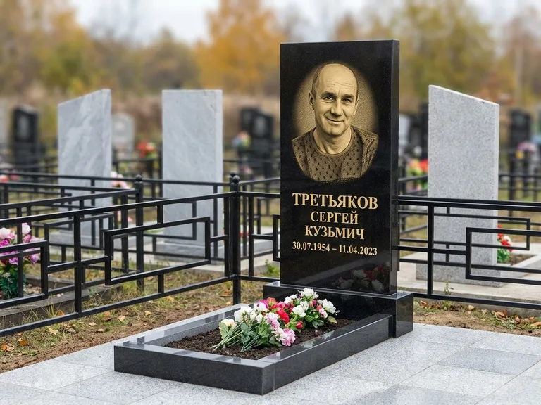Портрет на памятнике в Саратове — Восстановленный портрет → гравировка на вертикальной стеле