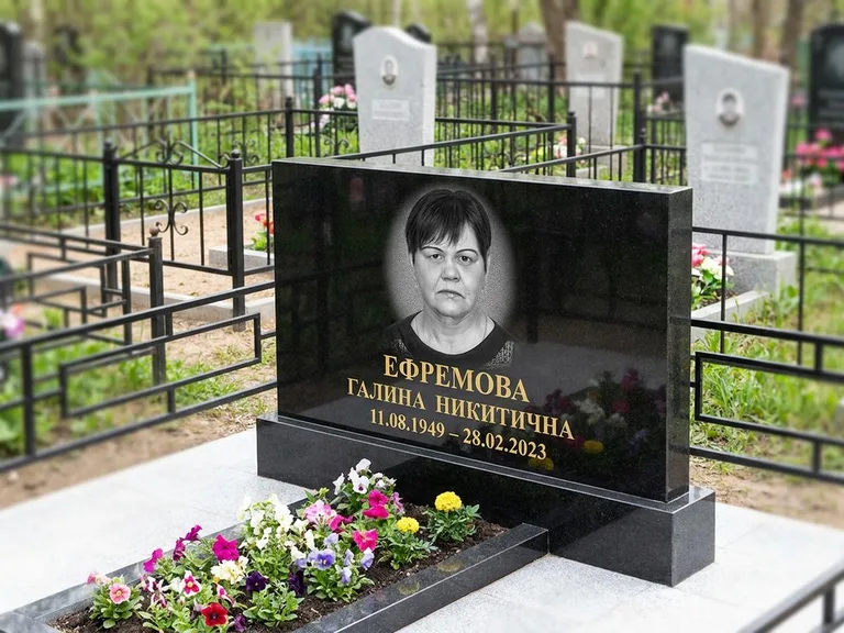 Портрет на памятнике в Саратове — Ч/б портрет → гравировка на горизонтальном памятнике