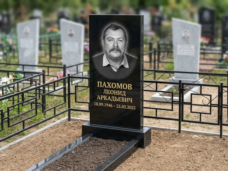 Портрет на памятнике в Саратове — Маленькое фото → гравировка на простом бюджетном памятнике