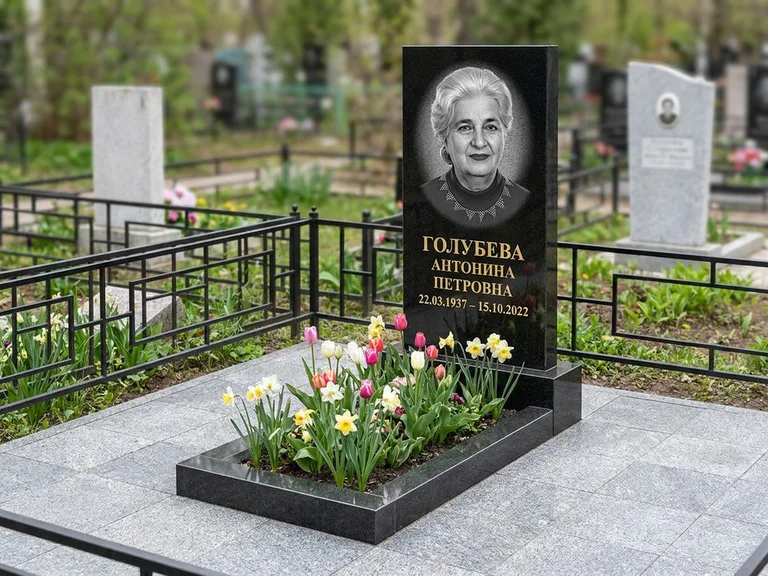 Портрет на памятнике в Саратове — Выцветший скан восстановили и награвировали на стеле