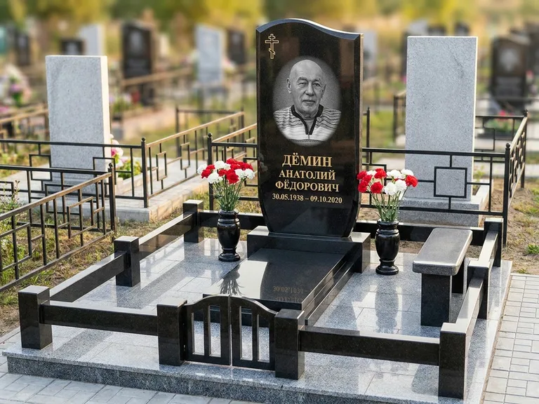 Портрет на памятнике в Саратове — Реставрация → гравировка на премиум-комплексе