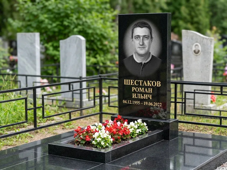 Портрет на памятнике в Саратове — Ч/б портрет → гравировка на стеле
