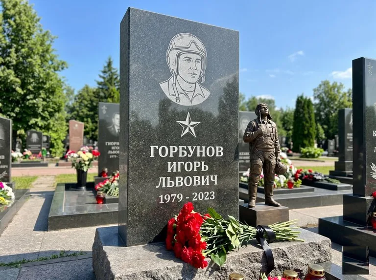 Гранитная фигура лётчика на памятнике военному со звездой в Саратове