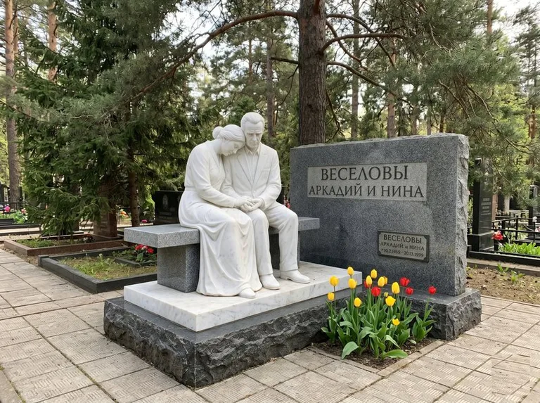 Мраморная скорбящая пара на эксклюзивном мемориале в Саратове